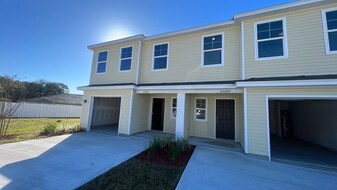 45081 Red Brick Dr in Callahan, FL - Building Photo