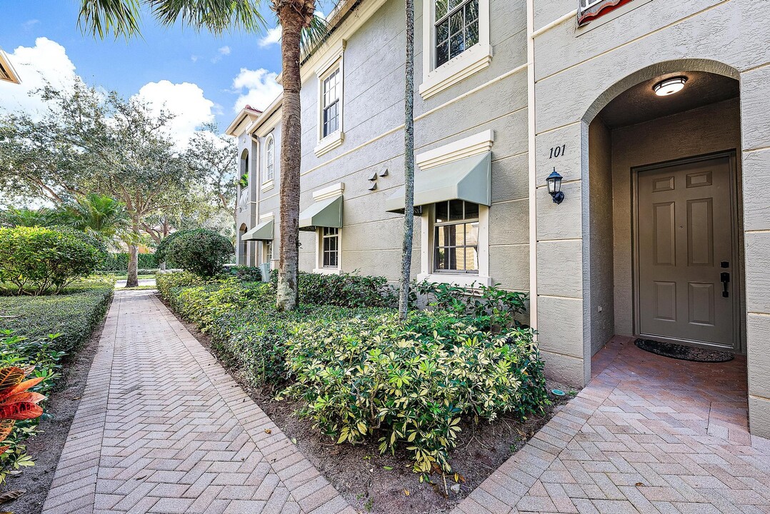 4921 Bonsai Cir in Palm Beach Gardens, FL - Building Photo