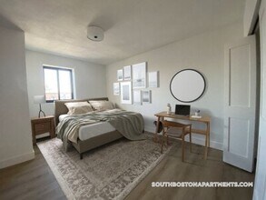 740 E 7th St, Unit 32 in Boston, MA - Foto de edificio - Building Photo