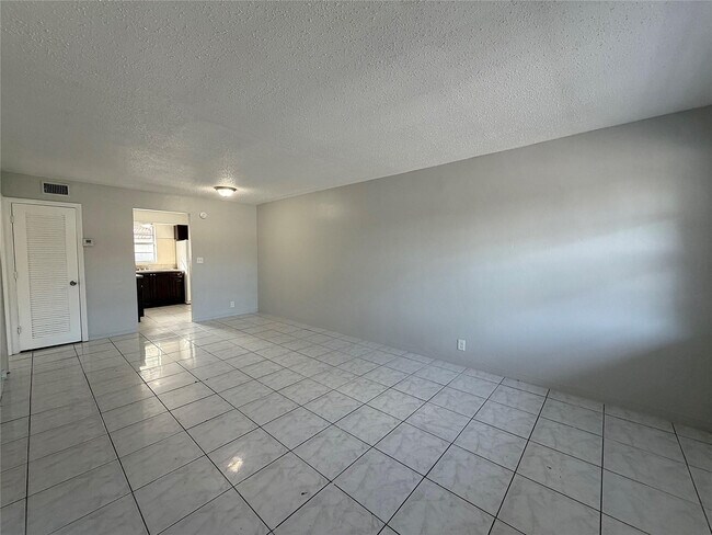 874 SW 10th Dr in Pompano Beach, FL - Foto de edificio - Building Photo