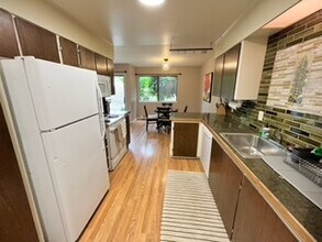 6745 SW Scholls Ferry Rd, Unit 5 in Beaverton, OR - Foto de edificio - Building Photo