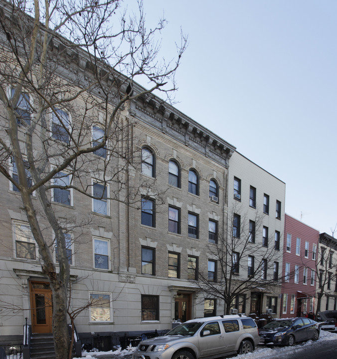 176 Kent St in Brooklyn, NY - Foto de edificio