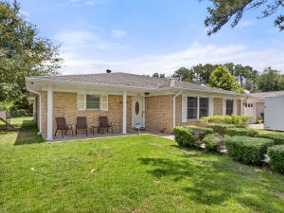 1018 Meadowbrook St in Deridder, LA - Building Photo
