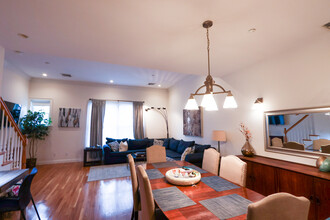 2 Harvard Sq, Unit 2 in Brookline, MA - Foto de edificio - Building Photo