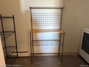 1673 Cass Lake Rd in Keego Harbor, MI - Building Photo - Building Photo