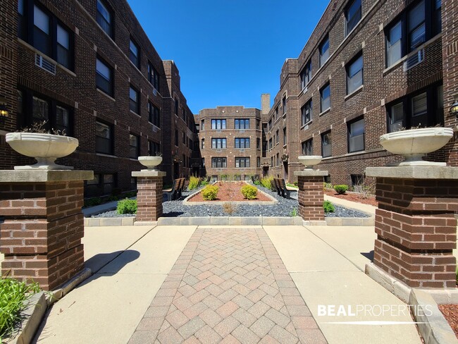 744 W Addison St, Unit 1