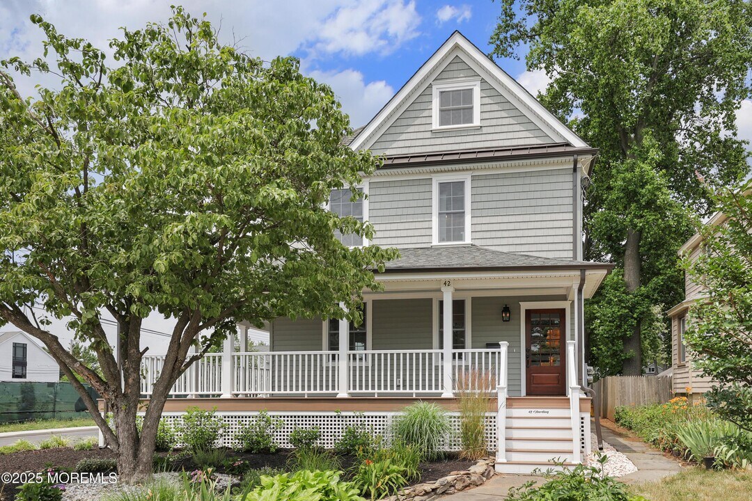 42 Harding Rd in Red Bank, NJ - Building Photo