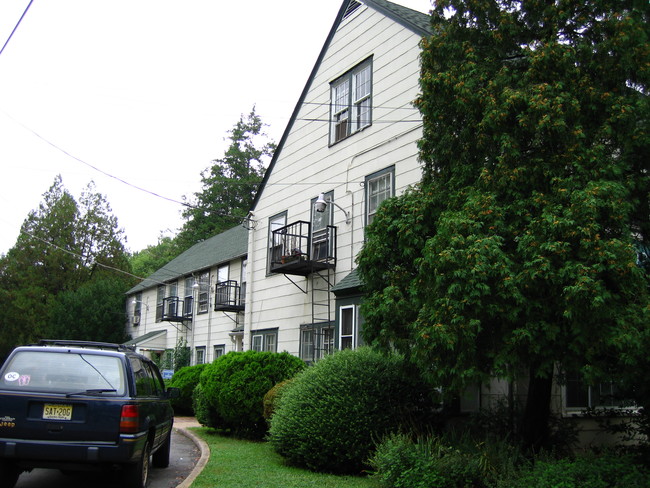 The Ewing Apartments in Ewing, NJ - Building Photo - Building Photo