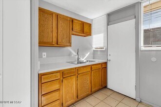 2311 N Richey Blvd in Tucson, AZ - Building Photo - Building Photo