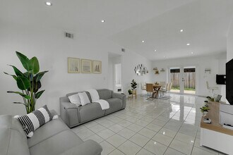 17255 NW 72nd Ct in Hialeah, FL - Building Photo - Building Photo