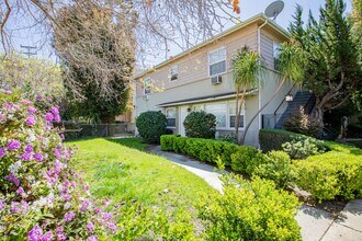 Venus Property Inv. in Valley Village, CA - Foto de edificio - Building Photo