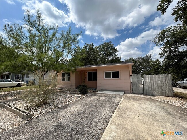 737 N Central Ave in New Braunfels, TX - Building Photo - Building Photo