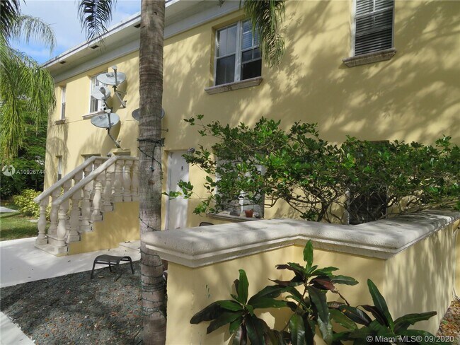 3375 Franklin Ave-Unit -B in Miami, FL - Foto de edificio - Building Photo