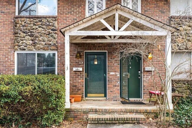 2412 Peachwood Cir NE in Atlanta, GA - Building Photo - Building Photo