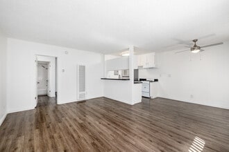 Vanowen Plaza in Van Nuys, CA - Foto de edificio - Interior Photo