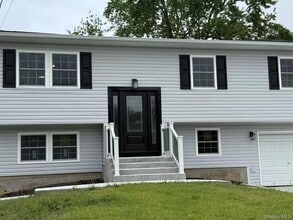 495 Hawkins Rd in Selden, NY - Building Photo - Building Photo