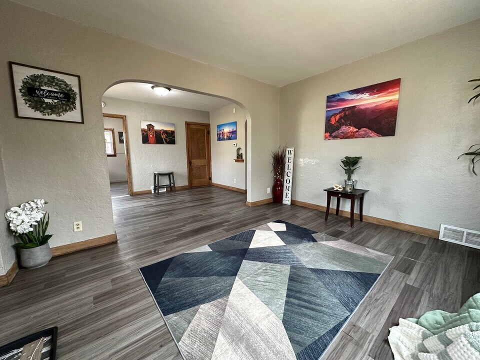400 E Arlington St in Waterloo, IA - Building Photo