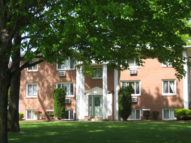 Englewood Manor in Canton, OH - Foto de edificio - Building Photo