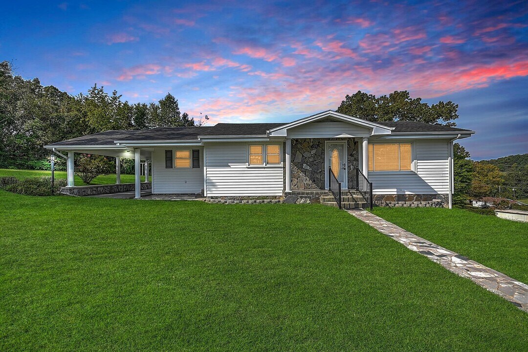 135 Hixon Cir in Greeneville, TN - Building Photo