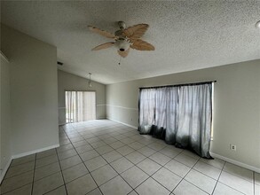 1302 Mohrlake Dr in Brandon, FL - Building Photo - Building Photo