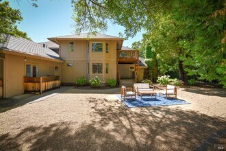 800 Zinfandel Ln in St Helena, CA - Building Photo - Building Photo