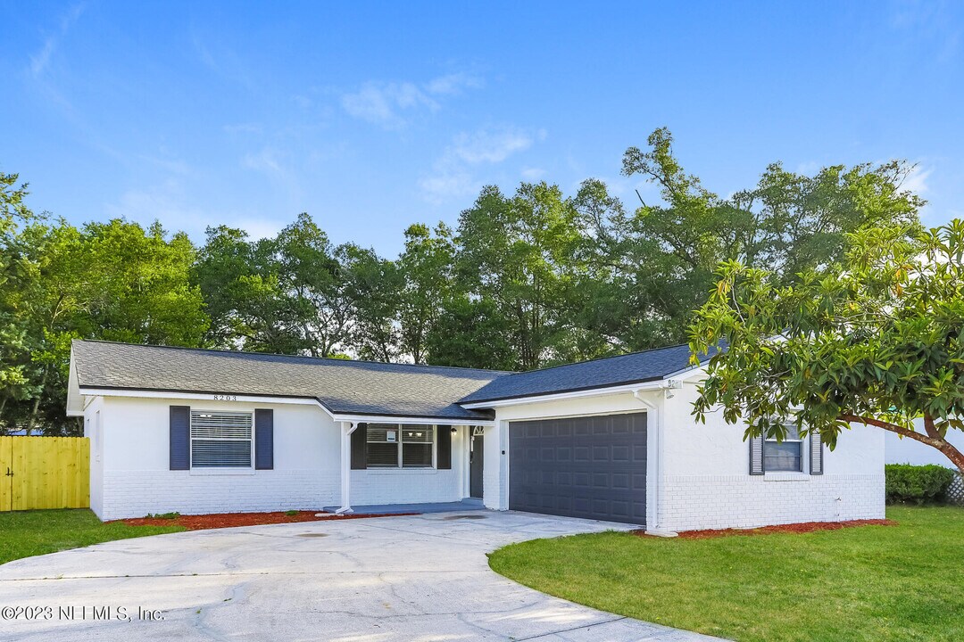 8203 Ireland Dr in Jacksonville, FL - Building Photo