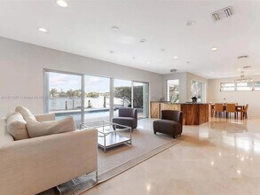 565 N Shore Dr in Miami Beach, FL - Building Photo - Building Photo