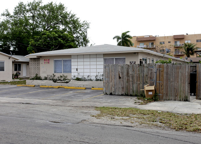 1324 NE 127th in North Miami, FL - Foto de edificio - Building Photo