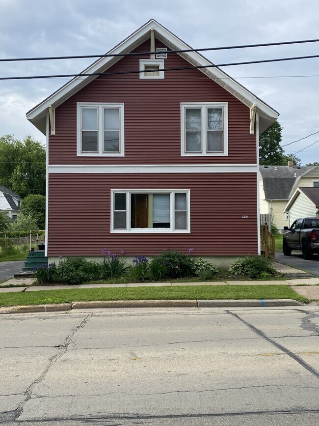 406 E Beacon Ave, Unit lower in New London, WI - Building Photo - Building Photo