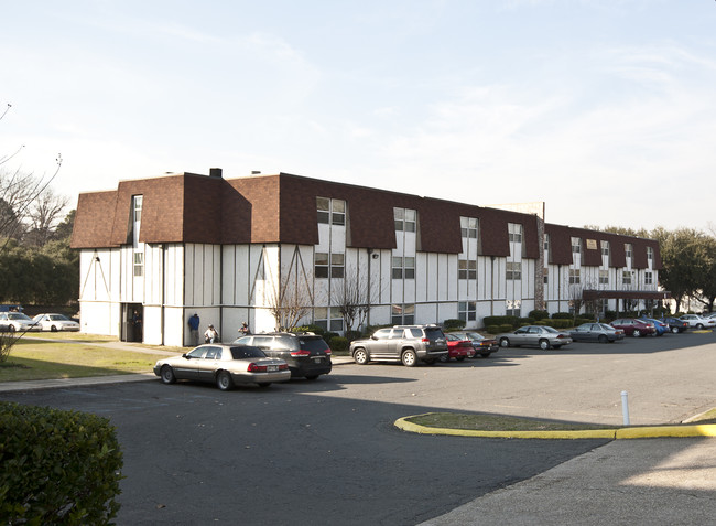 Wellington Square Apartments in Shreveport, LA - Foto de edificio - Building Photo