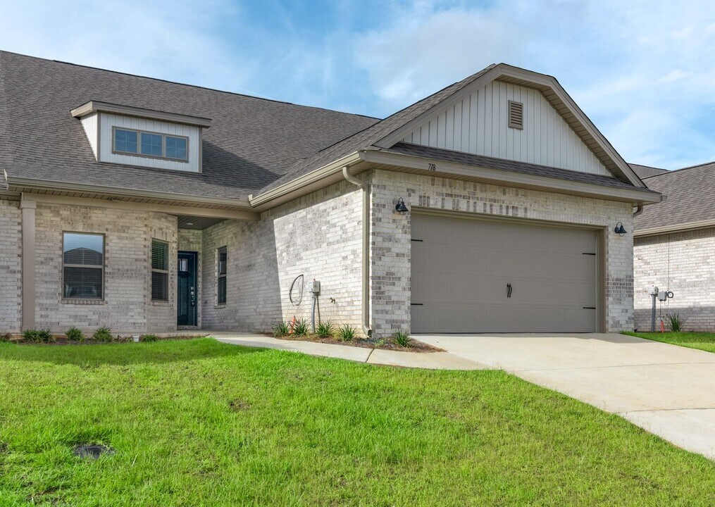 718 Canary Ct in Cantonment, FL - Building Photo