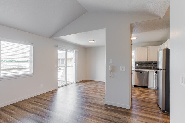 Dawson Village Apartments in Portland, OR - Building Photo - Interior Photo