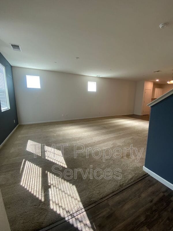 5471 Westhampton Way in Sacramento, CA - Foto de edificio - Building Photo