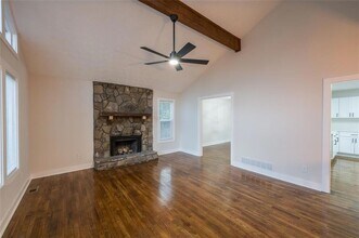 237 Park Ave in Woodstock, GA - Foto de edificio - Building Photo