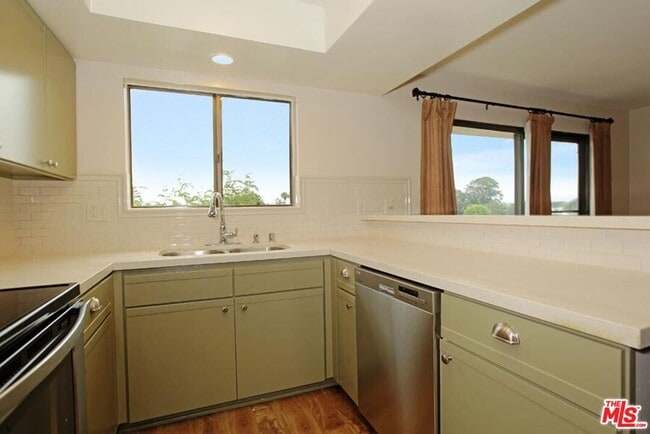 5000 S Centinela Ave in Los Angeles, CA - Foto de edificio - Building Photo