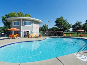 Latitude 72 in Kansas City, MO - Foto de edificio - Building Photo