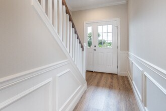 8 Edgewater Cir in Berlin, CT - Building Photo - Building Photo