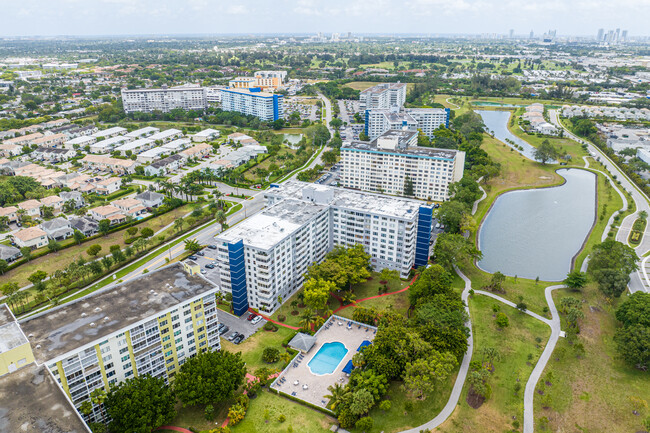 Hillcrest East Building 22 in Hollywood, FL - Building Photo - Building Photo