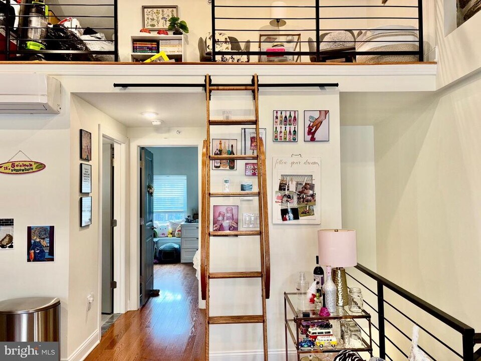 6605 Ridge Ave in Philadelphia, PA - Building Photo