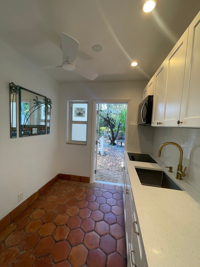 301 NE 6th Ave, Unit 4