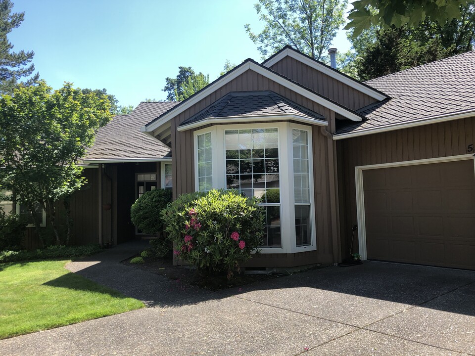 5538 Royal Oaks Dr in Lake Oswego, OR - Building Photo