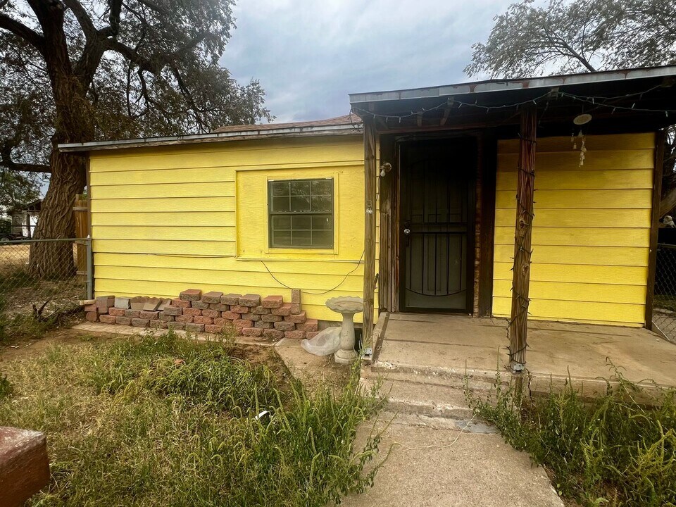 230 E Panhandle Ave in Slaton, TX - Building Photo
