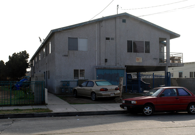 11022 S Grevillea Ave in Inglewood, CA - Foto de edificio - Building Photo