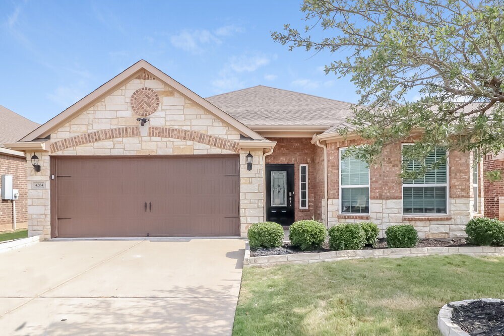 4204 Tower Ln in Crowley, TX - Foto de edificio