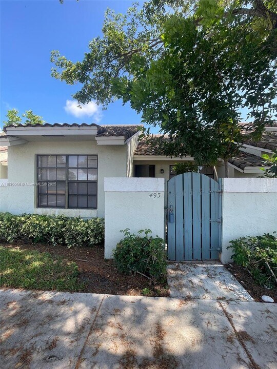 493 Hardwood Pl in Boca Raton, FL - Building Photo