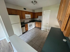 9461 Hunters Creek Dr in Blue Ash, OH - Building Photo - Building Photo