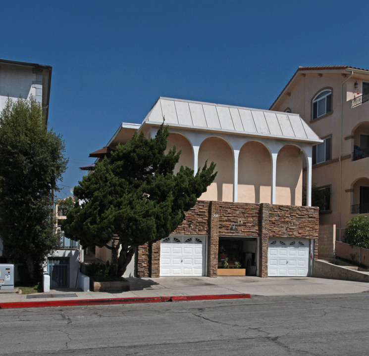 301 E Elmwood Ave in Burbank, CA - Building Photo