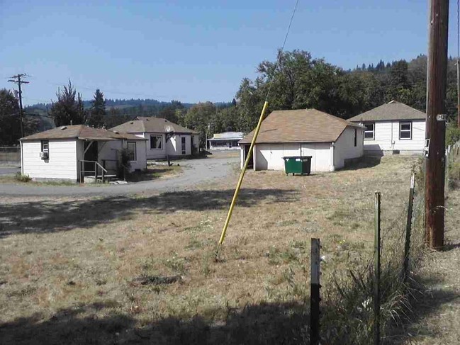 47816 Highway 58 in Oakridge, OR - Foto de edificio - Other