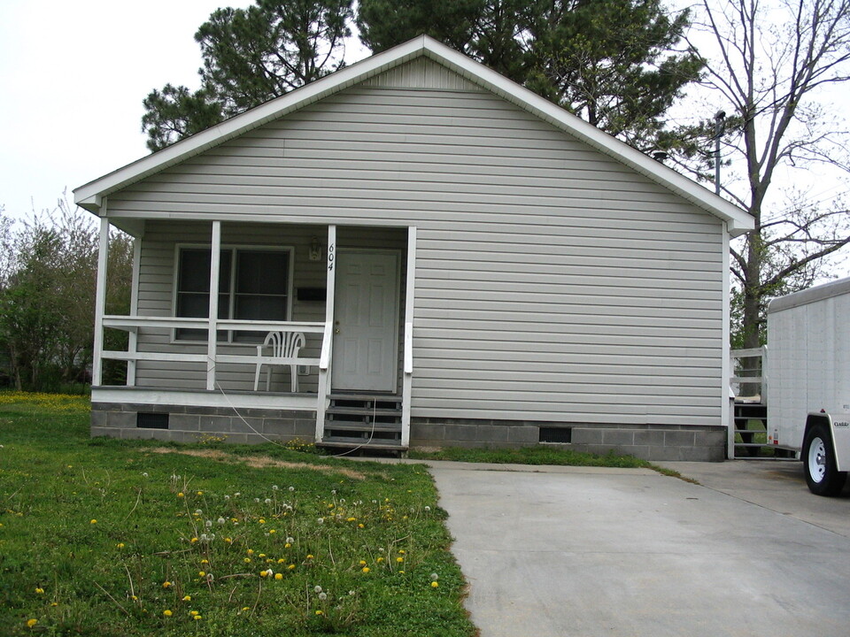 604 Hemlock St in Elizabeth City, NC - Building Photo