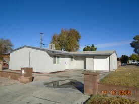 319 E Nugent St in Lancaster, CA - Building Photo